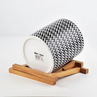 Doniczka Geometryczna AVA BLACK 18 cm na Stojaku – Czarno-biała Osłonka w Jodełkę