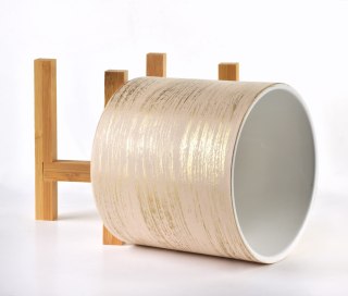 Złota Mini Doniczka AVA 12,5 cm na Stojaku Akacjowym – Ceramiczna Osłonka Glamour