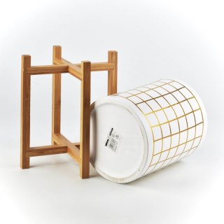 Duża Doniczka Ceramiczna AVA GOLD 20x23 cm na Stojaku – Biała Osłonka w Złotą Kratkę
